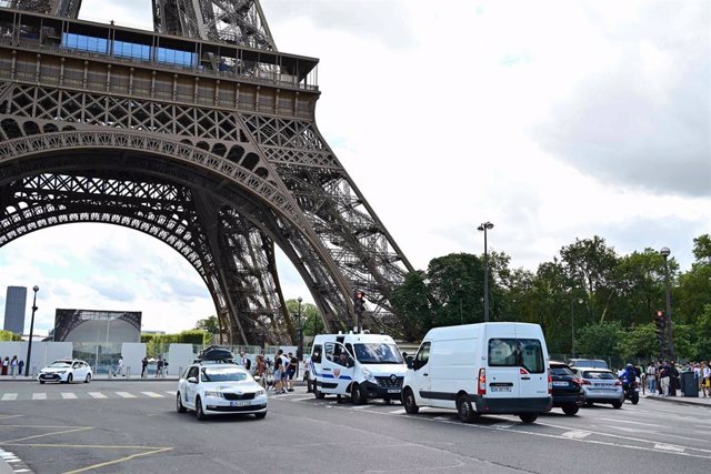 Archivo - Policía en la Torre Eiffel de Francia