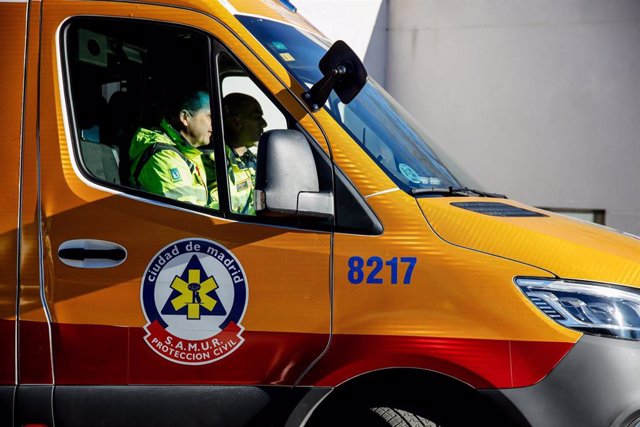 Archivo - Una ambulancia sale de la Base 0 de SAMUR - Protección Civil, en Casa de Campo, a 4 de enero de 2023, en Madrid (España). 