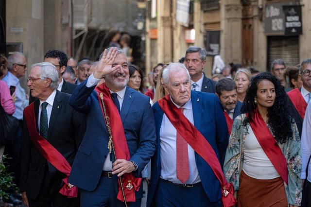 El alcalde de Barcelona, Jaume Collboni, saluda durante la tradicional comitiva municipal de la Mercè