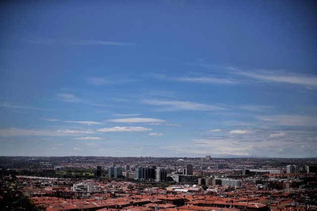Archivo - Cielo despejado en Madrid.