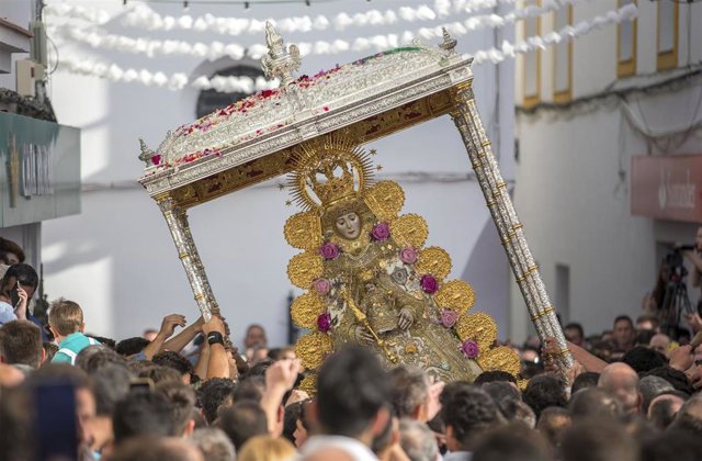 Archivo - La Virgen del Rocío procesiona por las calles de Almonte (Huelva) ante miles de fieles, a 22 de mayo en Almonte (Huelva, Andalucía, España)