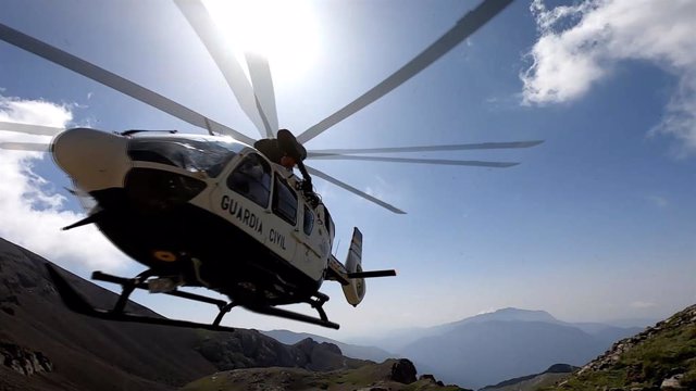 Archivo - Helicòpter de la Guàrdia Civil, al Pirineu d'Osca