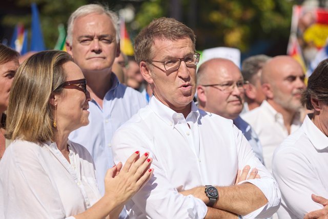 La portavoz del Partido Popular en el Congreso, Cuca Gamarra (i); el vicesecretario de Acción Institucional del Partido Popular, Esteban González Pons (2i), y el presidente del PP, Alberto Núñez Fiejóo (3i).