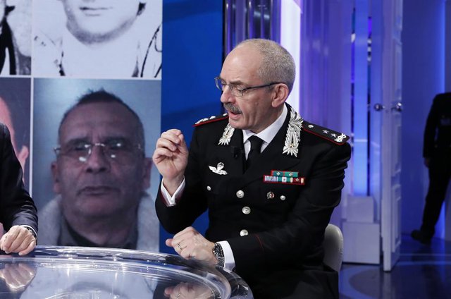 Archivo - El comandant dels Carabinieri, el general Pasquale Angelosanto, amb la imatge de fons del capo italià Matteo Messina Denaro