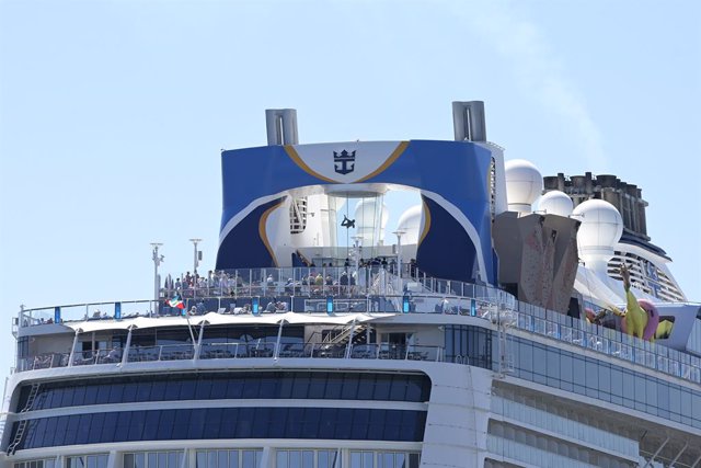 Archivo - El buque trasatlántico ‘Anthem of the Seas’ atracado en el puerto de A Coruña para salir rumbo al puerto francés de Le Havre, a 26 de mayo de 2022, en A Coruña (Galicia). 