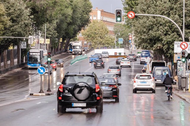 Varios coches circulan bajo la lluvia, a 2 de septiembre de 2023, en Madrid (España).