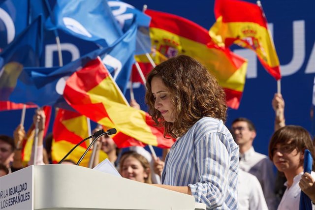 La presidenta de la Comunidad de Madrid, Isabel Díaz Ayuso, interviene durante la manifestación organizada por el PP, en la plaza de Felipe II, a 24 de septiembre de 2023, en Madrid (España). Bajo el lema ‘A la calle contra la amnistía, el referéndum y co