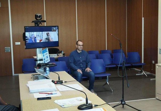 Juicio al director de cine de películas de adultos, Ignacio Allende Fernández, alias Torbe, y a otro acusado. Torbe asiste al juicio a través de videconferencia.