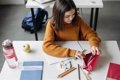 Manualidades creativas para personalizar tu material escolar