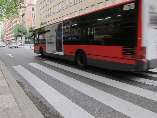 Archivo - Autobús a su paso por paseo de Sagasta de Zaragoza.