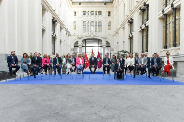El alcalde de Madrid, José Luis Martínez-Almeida, acompañado por los miembros del Gobierno municipal, antes de repasar la actividad de sus primeros 100 días de mandato