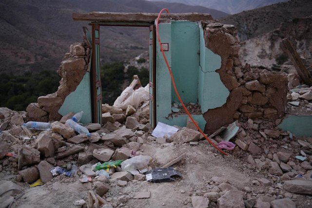 Entrada de una casa destruida en la aldea desaparecida Imi N’Tala, a 14 de septiembre de 2023, región de Marrakech-Safi (Marruecos). En esta aldea, que ya no existe tras el seísmo, había 67 viviendas donde residían 378 habitantes de los que unos 100 han m