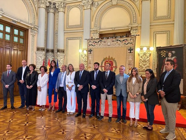 Equipo de Gobierno municipal antes de la celebración de la rueda de prensa con motivo de los 100 primeros días de legislatura.