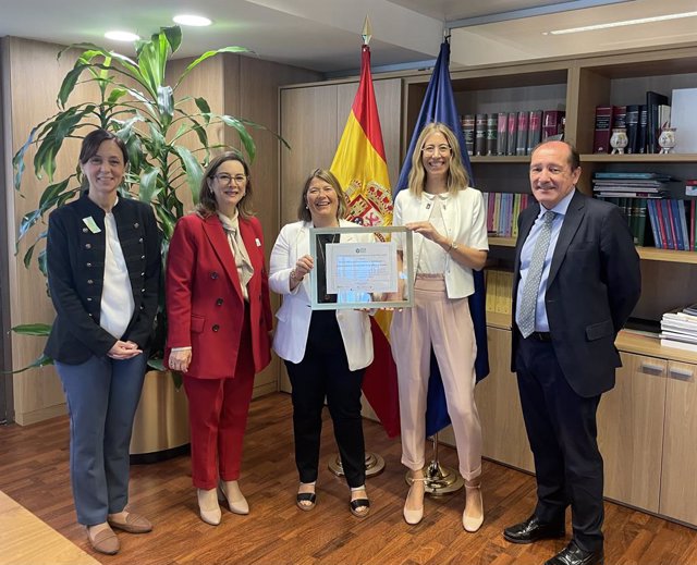 La secretaria general de la Organización Iberoamericana de Seguridad Social (OISS), Gina Magnolia Riaño Barón, realizó la entrega protocolaria del Premio Buenas Prácticas en Digitalización al INSS en España.