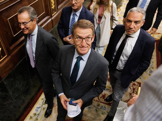 El presidente del PP, Alberto Núñez Feijóo (c) y el coordinador General del Partido Popular, Elías Bendodo (d), salen de una sesión plenaria, en el Congreso de los Diputados, a 21 de septiembre de 2023, en Madrid (España). Durante el Pleno de hoy se trami