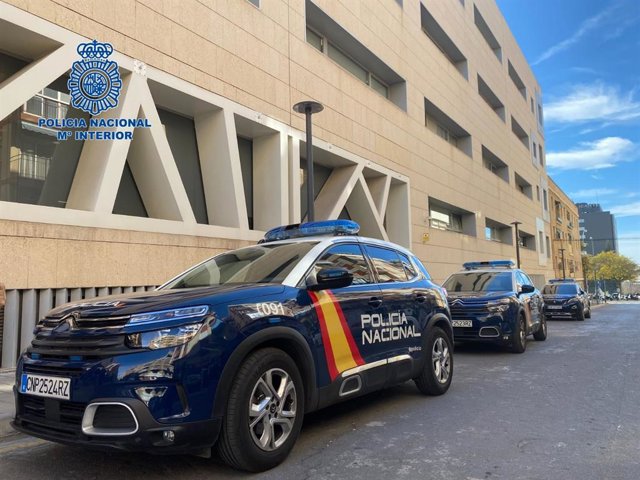 Archivo - Imagen de vehículos de la Policía Nacional en Alicante.