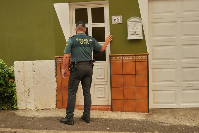 Archivo - Un agente de la Guardia Civil 