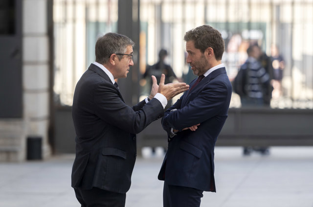 López y Sémper charlan en el patio del Congreso