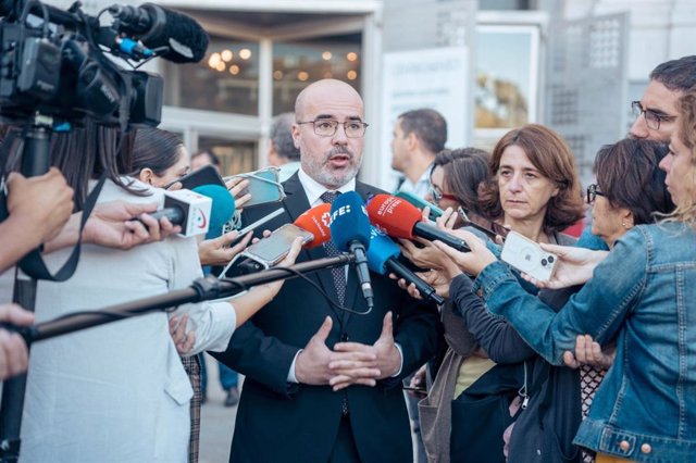 El delegado del Gobierno en Madrid, Francisco Martín, en el minuto de siliencio frente al Ayuntamiento de Madrid en recuerdo a la última víctima mortal de violencia de género.