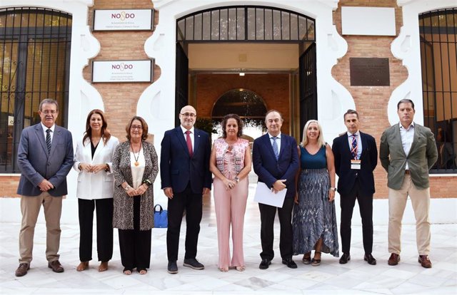 La consejera de Salud y Consumo, Catalina García, junto con el resto de autoridades antes de inaugurar el I Congreso sobre Innodata.