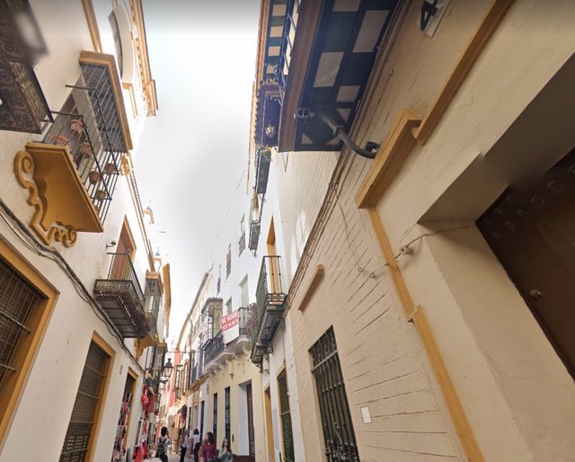 Archivo - Imagen de la calle Ximénez de Enciso, en el barrio de Santa Cruz, una de las zonas del Casco Antiguo de Sevilla que más presión turística soporta. 