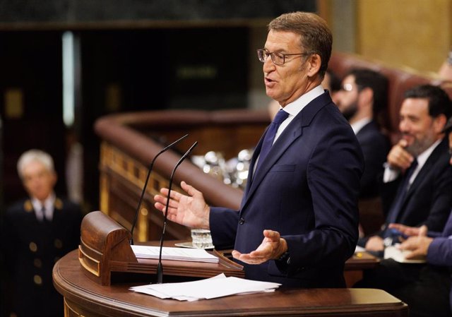 El líder del PP y candidato a la Presidencia del Gobierno, Alberto Núñez Feijóo, interviene durante la primera sesión del debate de investidura