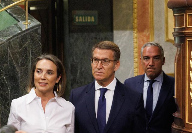 (I-D) La secretaria General del Partido Popular, Cuca Gamrra; el líder del PP y candidato a la Presidencia del Gobierno, Alberto Núñez Feijóo, y el coordinador General del Partido Popular, Elías Bendodo, a su llegada a la primera sesión del debate de inve