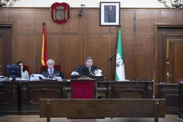 Archivo - Imagen de un juicio con jurado en la Audiencia de Sevilla
