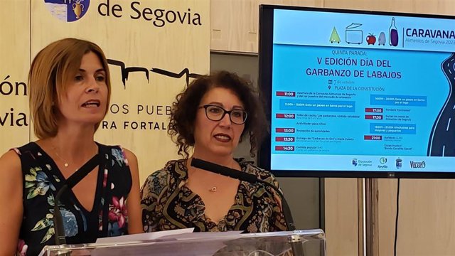 La diputada Magdalena Rodríguez (izda) junto a la alcaldesa de Labajos, Margarita Meroño.