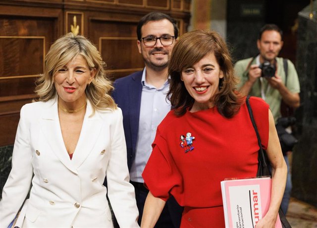 (I-D) La vicepresidenta segunda, Yolanda Díaz; el ministro de Consumo, Alberto Garzón, y la portavoz de Sumar en el Congreso, Marta Lois, durante el debate de investidura del líder del PP, en el Congreso, a 26 de septiembre de 2023, en Madrid (España). 