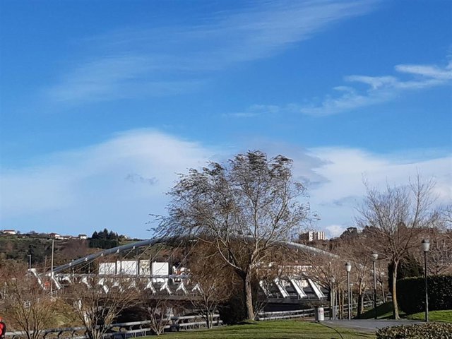 Cielo con claros y algunas nubes en Barakaldo.