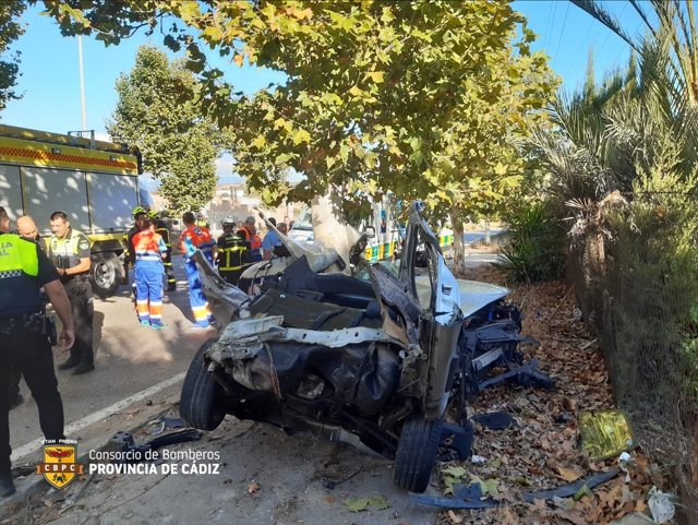 Estado del coche tras el accidente donde han fallecido dos jóvenes en Algeciras.