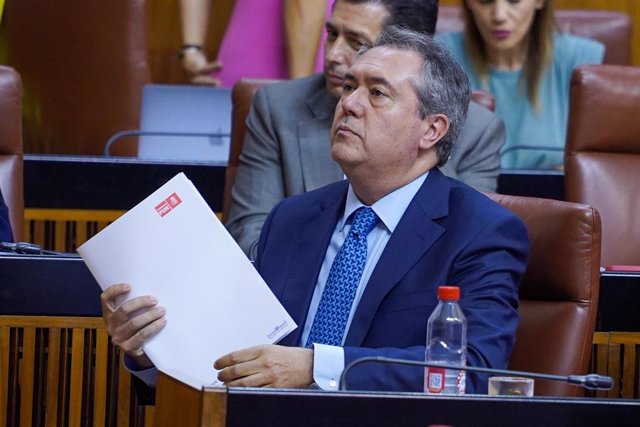 Archivo - El secretario general del PSOE-A, Juan Espadas, en una imagen de archivo en el Parlamento, donde defenderá la creación de una ponencia que evalúe el cumplimiento del Estatuto de Autonomía.