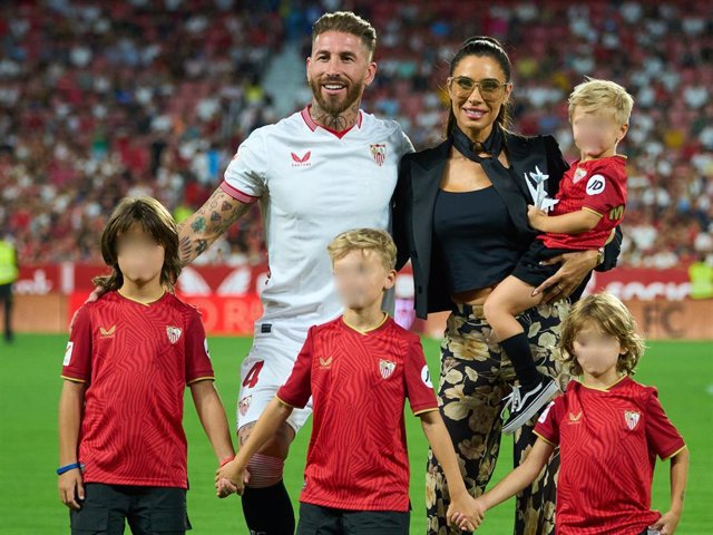 Sergio Ramos, con Pilar Rubio y sus hijos durante su presentación como jugador del Sevilla FC