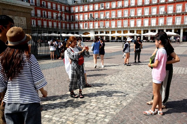 Archivo - Turistas asiáticos en Madrid