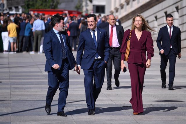 El presidente de la Junta de Andalucía, Juanma Moreno (c), a su llegada a la primera sesión del debate de investidura del líder del PP, en el Congreso de los Diputados, a 26 de septiembre de 2023, en Madrid (España). (Foto de archivo).