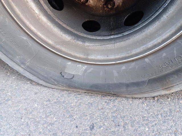Rueda pinchada de un bus escolar