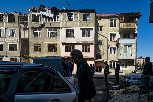 Archivo - Daños materiales en un edificio en Stepanakert durante la Segunda Guerra de Nagorno Karabaj, en 2020