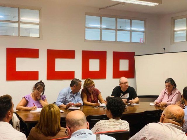 Representantes de CCOO y Facua, entre otros, en la reunión en la que se ha acordado constituir la Iniciativa Ciudadana contra el Tarifazo del Agua