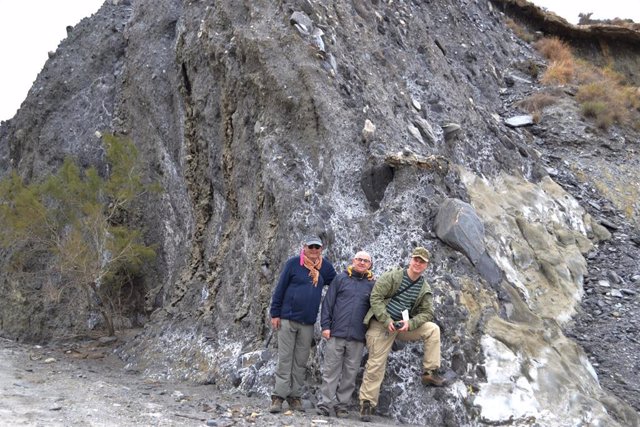 Parte del equipo investigador durante los trabajos de campo en la rambla de Lanujar, en Gádor (Almería).