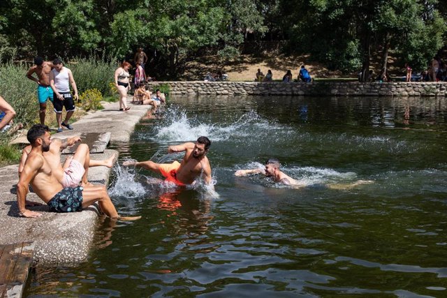 Archivo - Varias personas se bañan en las Presillas, a 18 de agosto de 2023, en Rascafría, Madrid (España). 