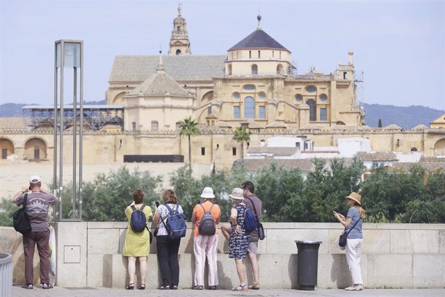 Archivo - Varias personas realizan fotografías al puente de San Rafael, en Córdoba (Andalucía, España). 