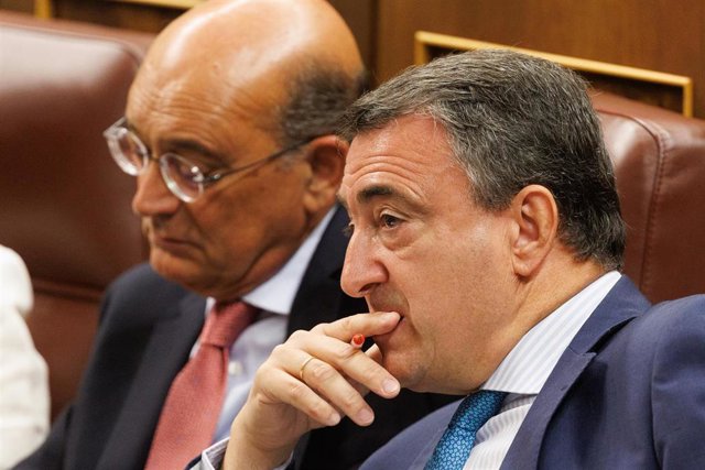 El portavoz del PNV en el Congreso, Aitor Esteban (d), durante el pleno de investidura del líder del Partido Popular, en el Congreso de los Diputados