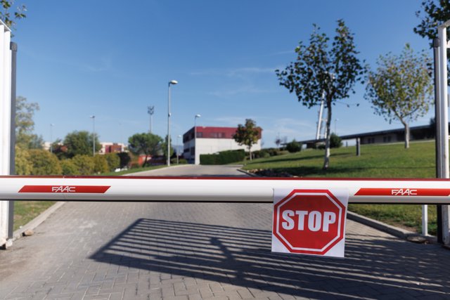 Acceso restringido de una de las entradas de la sede de la Real Federación Española de Fútbol (RFEF), a 28 de septiembre de 2023, en Las Rozas, Madrid (España).