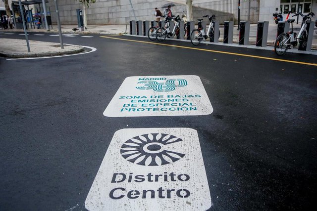 Archivo - Una señal en el suelo marca la Zona de Bajas Emisiones de Especial Protección (ZBEDEP)  