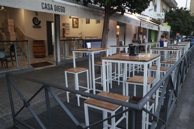 Archivo - Una tarima instalada en un bar de Triana para ampliar el espacio de veladores durante la pandemia, a 29 de agosto de 2023 en Sevilla (Andalucía, España). 