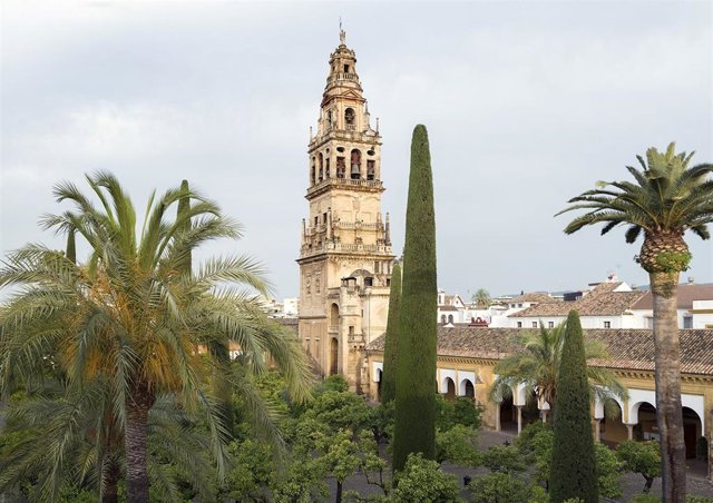 Archivo - La torre-campanario de la Mezquita-Catedral de Córdoba.