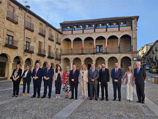 El presidente de C-LM, Emiliano García-Page, en su visita a Sigüenza junto a la comisaria de Cohesión y Reformas de la UE, Elisa Ferreira