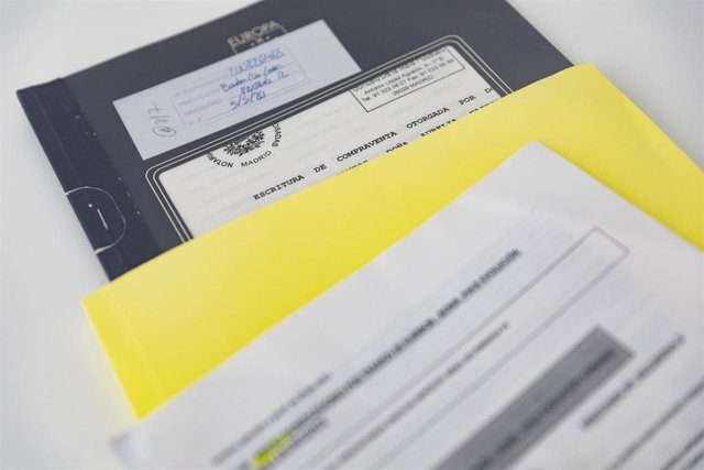 Archivo - Documentación para la firma de una hipoteca, a 15 de marzo de 2023, en Madrid (España). El Euríbor a 12 meses, el índice al que están referenciadas la mayoría de hipotecas variables en España, cayó ayer al 3,509% en su tasa diaria, si bien la ta
