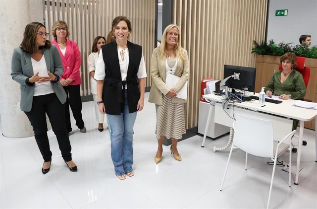 (I-D) La directora de la Oficina de Empleo de Rivas-Vaciamarid, Nuria Fernández; la presidenta de la Comunidad de Madrid, Isabel Díaz Ayuso y la consejera de Economía, Hacienda y Empleo, Rocío Albert, durante su visita a una nueva Oficina de Empleo, a 6 d